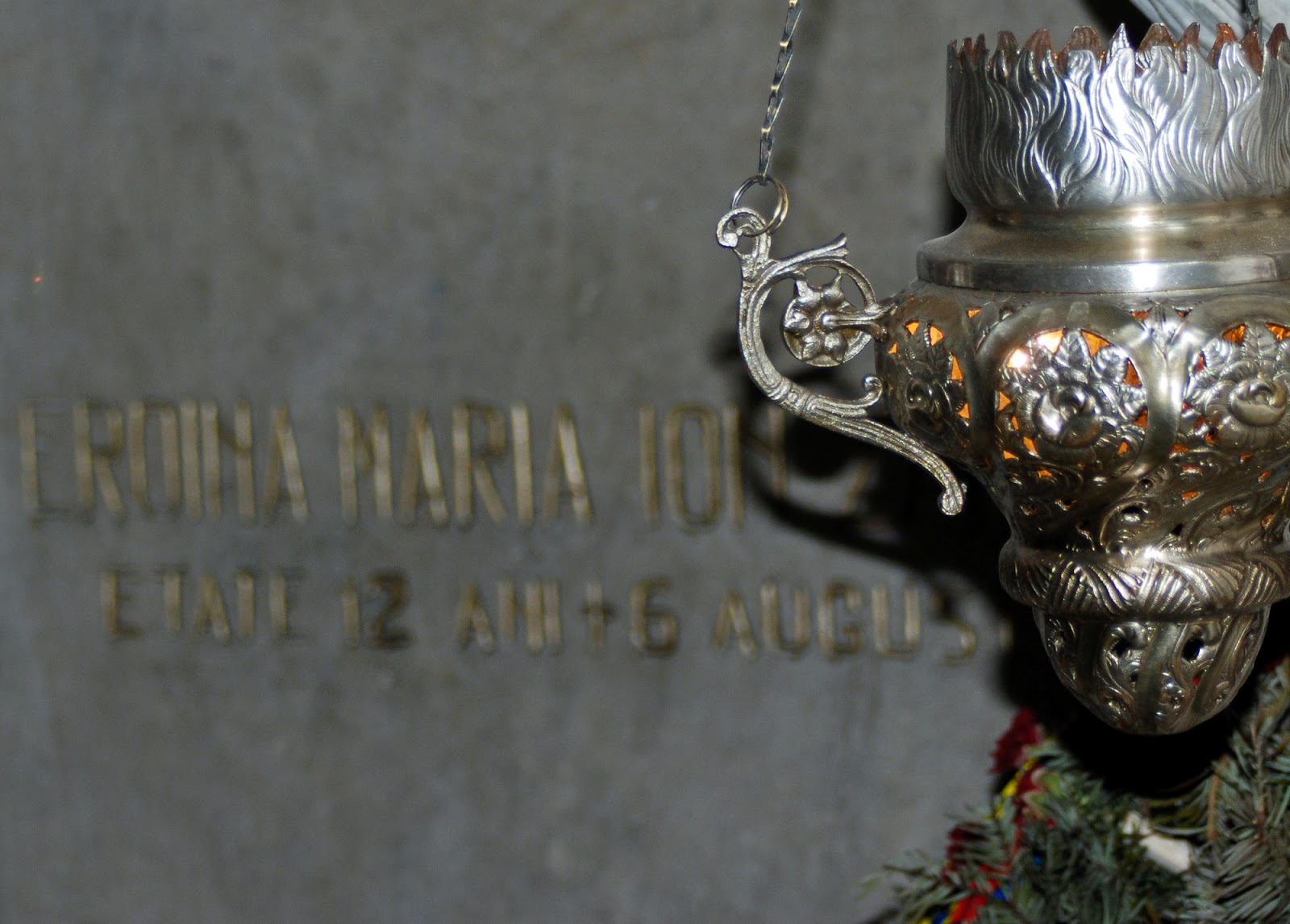 Mormântul Măriucăi -fata de 12 ani ce a avut curajul sa se urce in nucul din spatele casei pentru a da informații soldaților români despre înaintarea trupelor germane. A fost doborâtă de un lunetist.