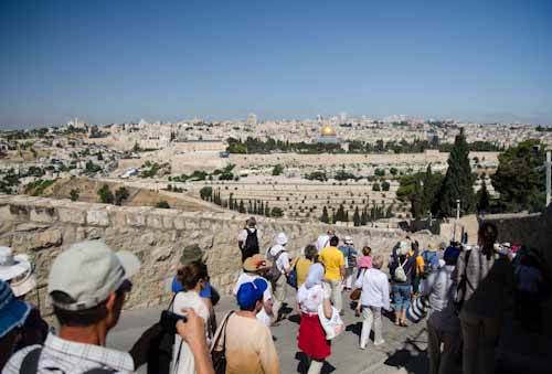 2013-05-27 16 Ierusalim - Muntele Maslinilor - Drumul Floriilor - Din Betania spre Ierusalim